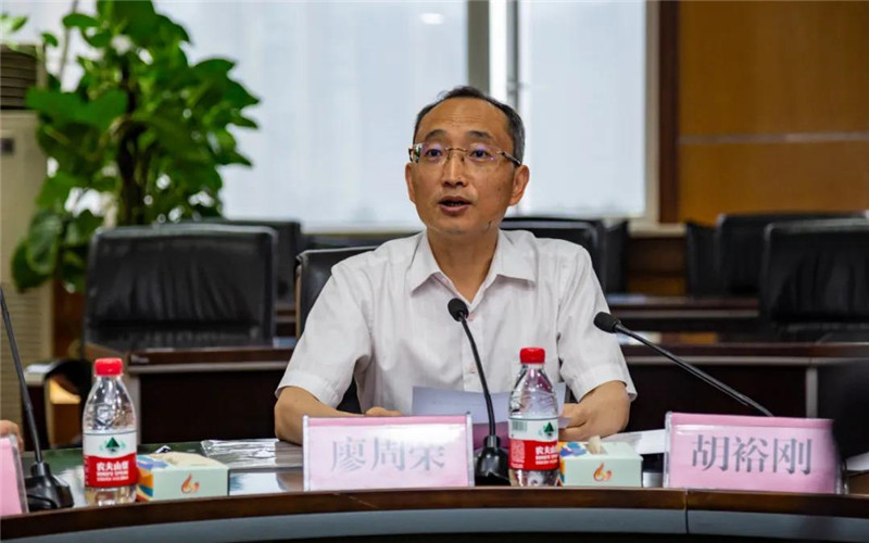 丝丽雅集团与西南石油大学举行战略合作签约暨口罩捐赠仪式